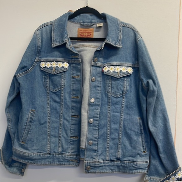 Boho Luxxe upcycled denim jacket I’m jacket with Frida Kahlo on back - Picture 4 of 5